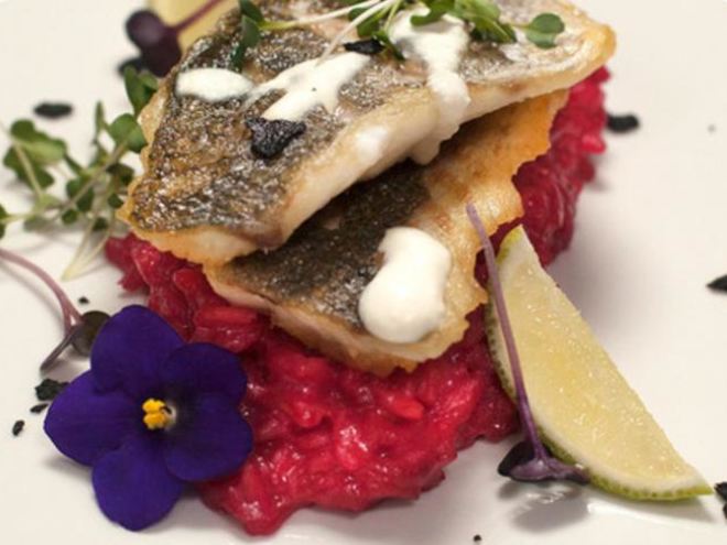 Рецепт сибаса на свекольном ризотто со сливочно-сырным соусом