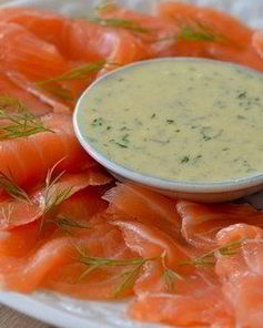 Домашний засоленный лосось с соусом из горчицы и укропа