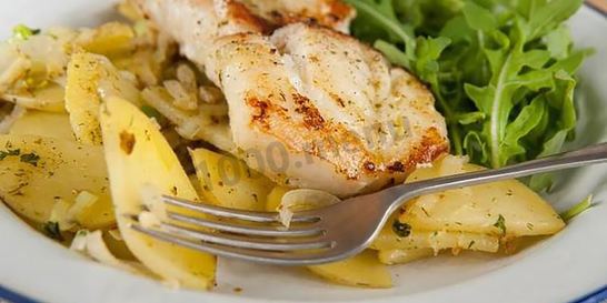 Филе минтая в духовке с картошкой