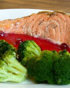 Форель на пару с клюквенным соусом