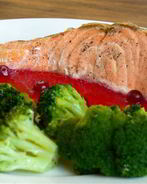 Форель с соусом из клюквы