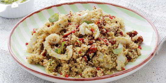 Кальмары с киноа и заправкой из зеленой фасоли