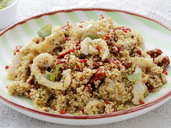 Рецепт кальмаров с киноа и заправкой из зеленой фасоли