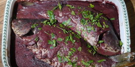 Карп, томленный в красном вине