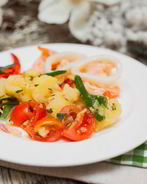 Креветки и кальмары с теплым салатом