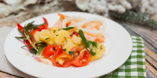 Креветки и кальмары с теплым салатом