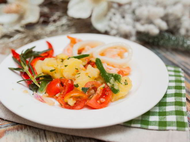 Рецепт креветок и кальмары с теплым салатом