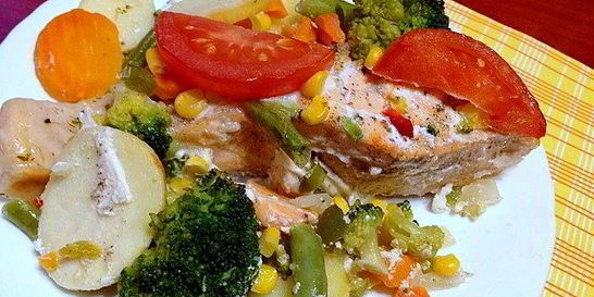 Лосось в духовке с овощами