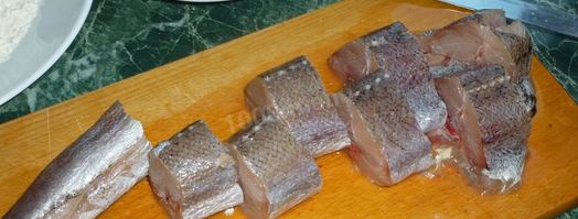 минтай на сковороде с луком. Шаг 3