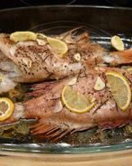 Морской окунь с чесноком и травами