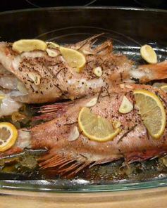 Морской окунь с чесноком и травами
