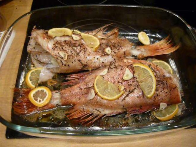 Рецепт морского окуня с чесноком и травами