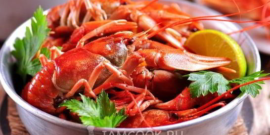 Раки вареные с кукурузой