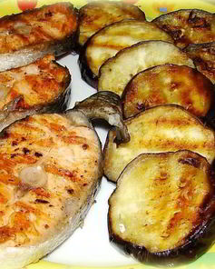 Рыба гриль лосось с баклажанами