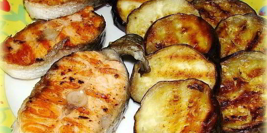 Рыба гриль лосось с баклажанами