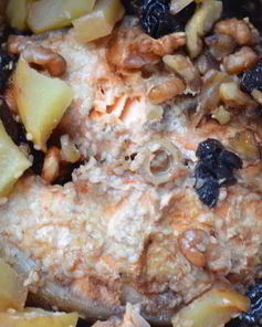 Семга, запеченная с яблоками и черносливом