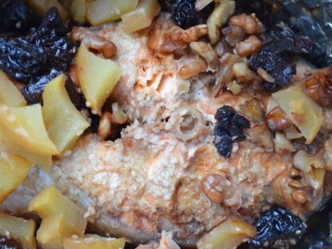 Рецепт семги, запеченной с яблоками и черносливом