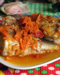 Тушеный хек с овощами