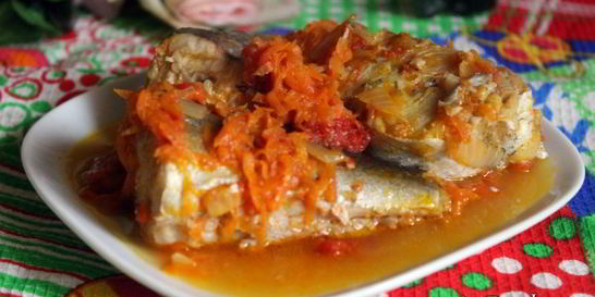 Тушеный хек с овощами