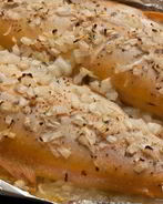 Янтарная форель, запеченная с луком