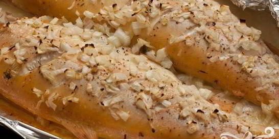 Янтарная форель, запеченная с луком