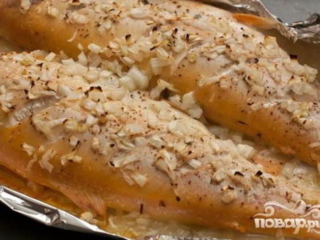 Рецепт янтарной форели, запеченной с луком