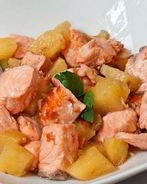 Жареный лосось с ананасом и сельдереем