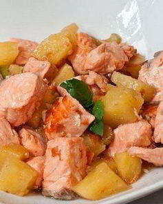 Жареный лосось с ананасом и сельдереем