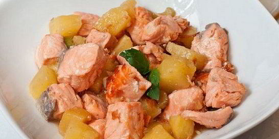 Жареный лосось с ананасом и сельдереем