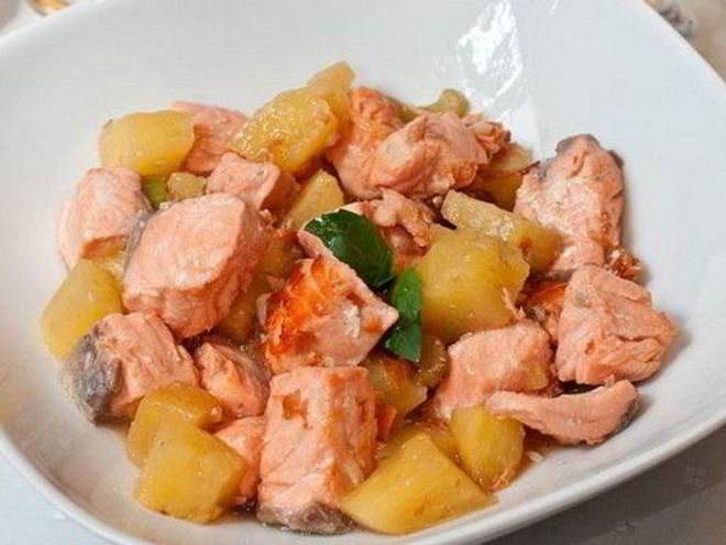 Рецепт жареного лосося с ананасом и сельдереем