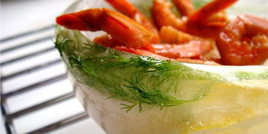 Жгучие креветки в ледяной пиале