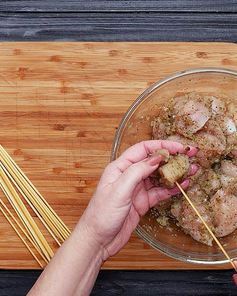 Куриные шашлычки с соусом