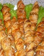 Шашлычки из индейки с ананасами в слоеном тесте