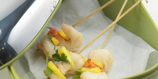 Шашлычки из креветок и ананасов