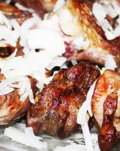 Шашлык из седла барашка на решетке на мангале