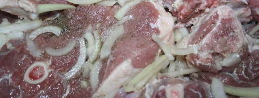 шашлык из седла барашка на решетке на мангале. Шаг 3