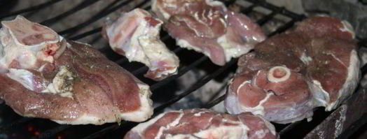 шашлык из седла барашка на решетке на мангале. Шаг 4