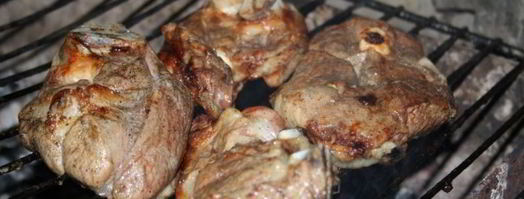 шашлык из седла барашка на решетке на мангале. Шаг 5