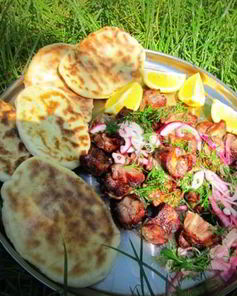 Шашлык с белым и красным соусом и домашними лепешками