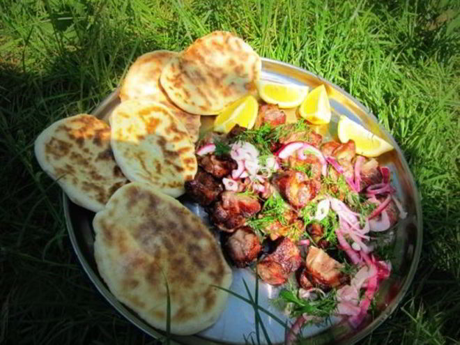 Рецепт шашлыка с белым и красным соусом и домашними лепешками