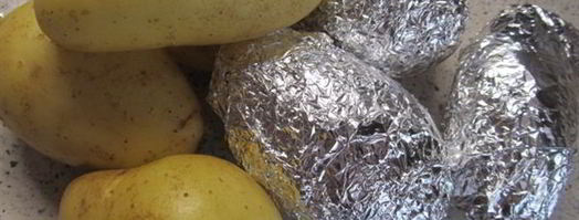 шашлык с белым и красным соусом и домашними лепешками. Шаг 4