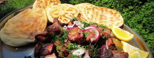 шашлык с белым и красным соусом и домашними лепешками. Шаг 9