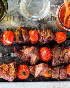 Шашлыки из говядины с помидорами черри