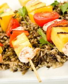 Шашлыки из креветок и ананасов на гриле в соусе терияки с кунжутом