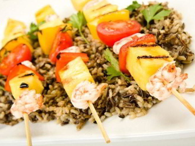 Рецепт шашлыков из креветок и ананасов на гриле в соусе терияки с кунжутом