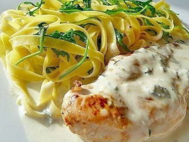 Рецепт куриного шницеля в соусе из горгонзолы и сливок