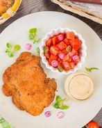 Шницель из курицы с томатным салатом
