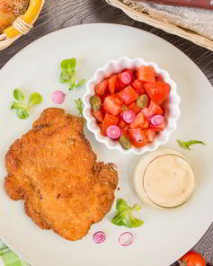 Шницель из курицы с томатным салатом