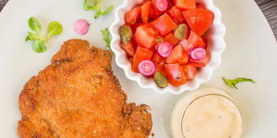 Шницель из курицы с томатным салатом