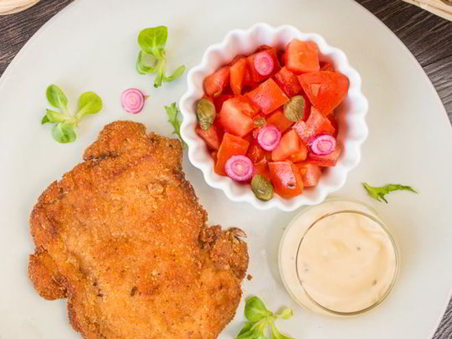 Рецепт шницеля из курицы с томатным салатом